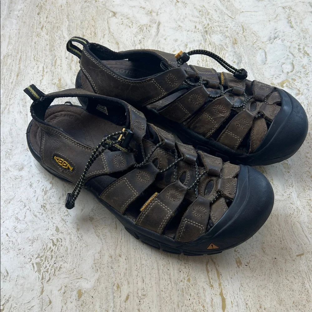KEEN Newport Leather Water Sandals – Men’s 8.5–9 (Women’s 10–10.5) Brown